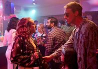 Hullraisers – Craig (Perry Fitzpatrick) wartet während der Party bereits sehnsüchtig auf Toni (Leah Brotherhead). Er hat eine Überraschung für sie vorbereitet. Doch Toni muss ihm unbedingt etwas sagen.