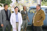 Die Rosenheim-Cops – v.l.) nach seinem ermordeten Vater, was seinem Mitarbeiter Achim Lederer (Eisi Gulp) mehr als unangenehm ist.