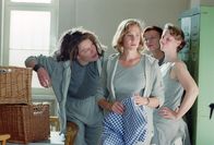 Hinter Gittern - Der Frauenknast – "Godzilla" (Carrie-Anne Hampel, li.) und zwei andere Insassinnen (re. Komparsen) weisen Neuzugang Kerstin (Meike Schlüter, 2.v.li.) direkt in ihre Schranken. Kerstin ahnt, dass es für sie in Reutlitz nicht einfach wird...