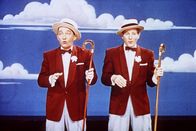 Weiße Weihnachten – Bob (Bing Crosby, l.) und sein Freund Phil (Danny Kaye, r.) begeistern mit ihrer Show das Publikum ...