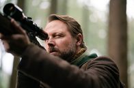 Watzmann ermittelt – Clemens von Mahnfeld (Maximilian Ergert) auf der Jagd.