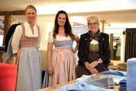 Hoagascht – Von links nach rechts: Anna Tostmann, Conny Bürgler, Gexi Tostmann, im Verkaufsraum Tostmann Trachten Seewalchen, während ServusTV’s Hoagascht AT „Mein Leben – Gexi Tostmann und Lutz Maurer“ in Seewalchen am Attersee, Oberösterreich, Österreich am 17.03.2025
