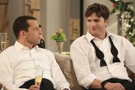 Two and a Half Men – Sentimentaler Moment: Alan (Jon Cryer, l.) und Walden (Ashton Kutcher, r.) lassen ihre gemeinsame Vergangenheit als Junggesellen noch einmal Revue passieren ...