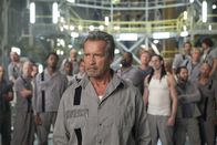 Escape Plan - Entkommen oder sterben – Im Hochsicherheitsgefängnis ist Emil Rottmayer (Arnold Schwarzenegger, M.) ein Außenseiter.