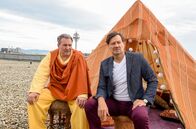 Walking on Sunshine – v.li.: Otto (Robert Palfrader), Karl (Harald Windisch)