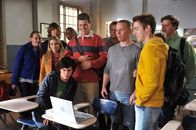The Middle – Als ihre Biolehrerin nicht in ihrem Musikvideo für YouTube mitmachen will, hecken Axl (Charlie McDermott, vorne), Sean (Beau Wirick, 3.v.r.) und Darrin (John Gammon, 2.v.r.) einen Plan aus, wie die hübsche Frau trotzdem zum Star des Videos wird ...