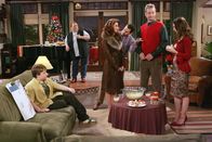 Two and a Half Men – Damit hat Charlie nicht gerechnet - er wollte eigentlich seinen Weihnachtsabend mit seiner Freundin im Bett verbringen und jetzt ist das Haus voll mit ungeladenen Gästen: Jake (Angust T. Jones, l.), Berta (Conchata Ferrell, 2.v.l.), Kandi (April Bowlby, 3.vl.), Alan (Jon Cryer, 3.v.r.), Herb (Ryan Stiles, 2.v.r.) und Judith (Marin Hinkle, r.) ...