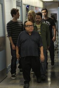 It's Always Sunny in Philadelphia – (von vorne nach hinten) Frank Reynolds (Danny DeVito); Charlie Kelly (Charlie Day); Dennis Reynolds (Glenn Howerton); Dee Reynolds (Kaitlin Olson); Mac (Rob McElhenney)
