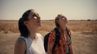 Fall – Noch sind sie am Boden, doch ihr Ziel ist erreicht: Becky (Grace Caroline Currey, l.) und Hunter (Virginia Gardner, r.) wollen einen nadelartigen Turm besteigen, der quasi im Nichts liegt.