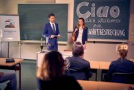 Heldt – Norbert Preuss (Simon Böer, l.) zieht alle Register, um Andrea Müller (Katharina Behrens, r.), die Lehrerin seines Sohnes, vor versammelter Elternschaft zu diskreditieren.
