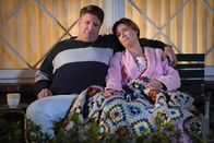 Young Sheldon – George Cooper (Lance Barber, l.); Mary Cooper (Zoe Perry, r.)