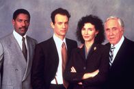 Philadelphia – Joe Miller (Denzel Washington, l.) und Andrew Beckett (Tom Hanks, 2. v. l.) kämpfen im Gerichtssaal gegen Belinda Conine (Mary Steenburgen, 2. v. r.) und Charles Wheeler (Jason Robards, r.) für Gerechtigkeit.