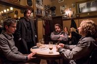 So viel Zeit – Rainer (Jan Josef Liefers, stehend) möchte Thomas (Richy Müller, re.), Konni (Matthias Bundschuh, li.) und Bulle (Armin Rohde, Mitte) zu einem Revival überreden.