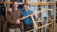 freizeit – Der Schmidt Max (re) trifft im bayerischen Kreuth auf einen Schreiner, der ihm nicht nur das Handwerk zeigt, sondern auch noch in die richtige Renntechnik einführt. Schließlich war Marcus Grausam (li) einer der erfolgreichsten deutschen Sportler im Naturbahnrodeln, bevor er sich ganz auf das Entwickeln von lenkbaren Rodeln verlegt hat.