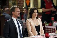 How I Met Your Mother – Während Barney (Neil Patrick Harris, l.) bei Robins (Cobie Smulders, r.) Vater um ihre Hand anhält, geraten Lily und Ted in Streit, ob ein DJ oder eine Band auf deren Hochzeit spielen soll ...