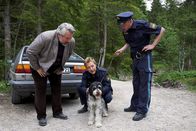Die Rosenheim-Cops – Nachdem der Trüffelhund des Verstorbenen herrenlos durch den Walt gelaufen ist, nehmen sich Kommissar Stadler (Dieter Fischer, l.), Polizeihauptmeister Mohr (Max Müller, M.) und dessen Kollege seiner an.