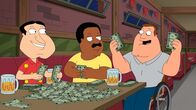 Family Guy – Wegen Chris' plötzlichem Erfolg als Baseball Pitcher, wittern Peter und seine Kumpels Quagmire (l.), Cleveland (M.) und Joe (r.) das große Geschäft mit Sportwetten. Doch gilt Chris wirklich noch als Geheimtipp?