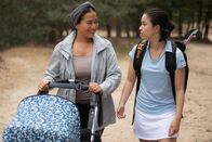 Ninja Nanny – Farah (Denise Aznam) ist Hunters (Gina Spadaro, re.) wichtigste Vertraute geworden.