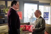 Young Sheldon – (v.li.) Richard Kind (Ira Rosenbloom), Wallace Shawn (Dr. John Sturgis).