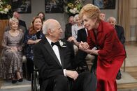 Two and a Half Men – Happy End: Alan und Walden haben es mit ihren unorthodoxen Methoden geschafft, Marty (Carl Reiner, l.) und Evelyn (Holland Taylor, r.) doch noch zur Heirat zu bewegen ...