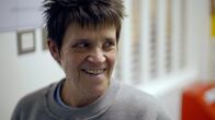 Prison – Donna Walters ist zum ersten Mal im Gefängnis. Wegen 300 belästigender Anrufe bei der Stadtverwaltung sitzt sie in Untersuchungshaft.
