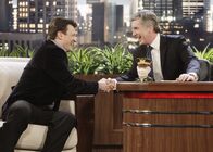 Castle – Bobby Mann (Tom Bergeron, r.), der Gastgeber einer Late-Night-Show, erzählt Castle (Nathan Fillion, l.) während der Sendung, dass sein Leben in Gefahr ist ...