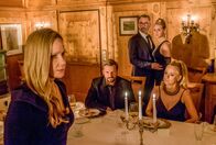 Der Alte – v.l.) und seine Begleitung Benita Kallweg (Jenny Elvers-Elbertzhagen, r.) sitzen gegenüber am Tisch und beobachten Laura.