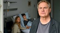 Käthe und ich – Fritz Thomas (Uwe Ochsenknecht, rechts) erzählt seinem Sohn Roman (Nico Ramon Kleemann) und Anabelle (Anne Kanis), dass er dessen Erkrankung nutzen will, um die Leute öffentlich für das Thema Organspende zu sensibilisieren.