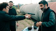 Informant - Angst über der Stadt – Verlangt Schreckliches von Raza (Ivar Wafaei, l.): Gol Rahmani (Aziz Capkurt, r.) (mit Milo Nejad, 2. v.l und Benny O. Arthur, 2.v.r.).