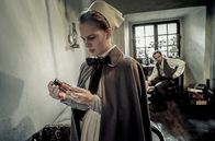 Charité – Ida Lenze (Alicia von Rittberg) entdeckt Opium bei Emil Behring (Matthias Koeberlin).