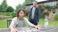 SOKO Wismar – Silke Jaspers (Jana Pallaske, l.) gerät wieder in den Fokus der Ermittler: Seit Jahren war sie mit ihrer Mutter zerstritten, und auch den angeblichen Anruf in der Mordnacht gab es nie. Wieso also war Silke mitten in der Nacht bei der sonst verachteten Mutter? Sven Herzog (Michael Härle, r.) ermittelt.
