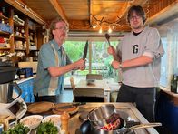 Smart Shopper – Uke Bosse (l.) und Jonathan Schäfer (r.) beim Kochduell, bei dem die Maschine (Thermomix) gegen händisches Kochen antritt.