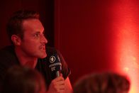 Campus Talks – Publikum und Monitor bei der Aufzeichnung.; Diesmal verrät uns der Konfliktforscher und Communicator-Preisträger Andreas Zick (Universität Bielefeld) die Hintergründe von Hass und Ausgrenzungstendenzen in Deutschland. Die Biologin Juliane Bräuer (Max-Planck-Institut für Menschheitsgeschichte, Jena) hat herausgefunden, dass Tiere klüger sind, als wir denken.; Diesmal erläutert der Konfliktforscher und Communicator-Preisträger Andreas Zick von der Universität Bielefeld, wie Vorurteile uns auseinandertreiben. Und die Biologin Juliane Bräuer vom Max-Planck-Institut für Menschheitsgeschichte in Jena verrät uns, warum Tiere viel klüger sind, als wir denken.; Die Biologin Dr. Juliane Bräuer vom Max-Planck-Institut für Menschheitsgeschichte in Jena verrät uns, warum Tiere viel klüger sind, als wir denken.; Ein Gast aus dem Puplikum stellt Biologin Juliane Bräuer eine Frage zu ihrem Vortrag.