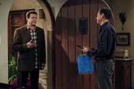 Two and a Half Men – Chris Makelroy (Judd Nelson, l.); Alan Harper (Jon Cryer, r.)