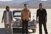 Hangover – Dough, Phil (Bradley Cooper, r.), Stu (Ed Helms, M.) und Alan (Zach Galifianakis, l.) machen sich auf nach Las Vegas. Es soll ein rauschender Junggesellenabschied für Doug werden. Doch am nächsten Morgen fehlt ihnen nicht nur die Erinnerung an den vorherigen Abend, sondern auch der zukünftige Bräutigam. Um Doug so schnell wie möglich zu finden, müssen sie die Ereignisse der vergangenen Nacht mühsam rekonstruieren und erleben dabei allerhand Überraschungen ...