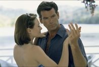 Der Schneider von Panama – Obwohl Marta (Leonor Varela, l.), die seit einem Zusammenstoß mit den Soldaten des Ex-Diktators Noriega im Gesicht schlimm gezeichnet ist, vor Osnard (Pierce Brosnan, r.) warnt, kann Harry seine Phantasie nicht zügeln und liefert dem Agenten weitere "heiße" Informationen ...