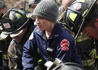 Chicago Fire – Chicago Fire Superheld - Superhero Staffel 4, Episode 23 Sie macht Herzmassage: Kara Killmer als Sarah Brett