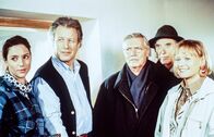Der Bergdoktor – (v.li.): Carin C. Tietze (Traudl), Gerhart Lippert (Dr. Thomas Burgner), Karlheinz Böhm (Karlheinz Böhm), Herbert Fux (Herr Konrad), Michaela Heigenhauser (Christl Wild).
