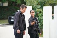The Rookie – l-r: John Nolan (Nathan Fillion), Nyla Harper (Mekia Cox)