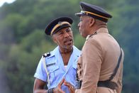 Death in Paradise – Der vorlaute Dwayne (Danny John-Jules, l.) hat vor einer Journalistin seinen Vorgesetzten Commissioner Selwyn Patterson (Don Warrington, r.) beleidigt. Nun hat er Angst vor den Folgen seines Ausrutschers.