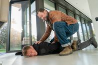 Die Chefin – Böhmer (Jürgen Tonkel, r.) erwischt einen Einbrecher (Vincent Krüger, l.) auf frischer Tat bei den Nouris. Handelt er im Auftrag oder war das nur ein Zufall?