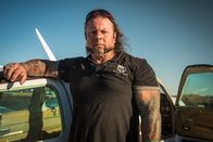 Airplane Repo - Die Inkasso-Piloten – Danny Thompson standing next to a car.
