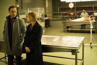 Instinct – Stehen vor einem (Karten-)Rätsel: Ermittlerteam Dr. Reinhart (Alan Cumming, l.) und Detective Lizzie Needham (Bojana Novakovic, r.) ...