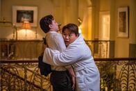 Spider-Man: Far from Home – Ned (Jacob Batalon, r.) freut sich über ein Wiedersehen mit Peter (Tom Holland, l.), nachdem die Klasse auch in Prag eine Attacke der Elementals überlebte.