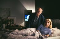 Meeresleuchten – Ein letztes Bangen: Kann es sein, dass seine Tochter vielleicht doch nicht unter den Passagieren des abgestürzten Flugzeuges war? Sonja Wintersperger (Ursina Lardi, r.) und Thomas Wintersperger (Ulrich Tukur, l.).