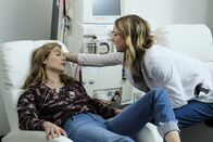 Atlanta Medical – Atlanta Medical Staffel 2 Folge 22 Sie betreut ihre Schwester: Julianna Guill als Jessie Nevin, Emily VanCamp als Nicolette “Nic” Nevin. Copyright: SRF/Twentieth Century Fox Film Corporation