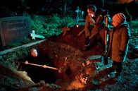 Tatort – Müssen tief graben: Kommissar Frank Thiel (Axel Prahl, links), Prof. Karl-Friedrich Boerne (Jan Josef Liefers, Mitte) und Silke Haller (ChrisTine Urspruch, rechts) hoffen auf dem Friedhof neue Erkenntnisse zu gewinnen.