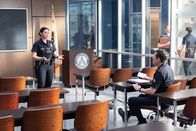 The Rookie – Smitty (Brent Huff) hat seine ganz eigenen Methoden, um Lucy (Melissa O'Neil) auf die bevorstehende Detective-Prüfung vorzubereiten, doch wird sie dadurch bestehen können?