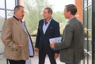 Die Rosenheim-Cops – Der Geschäftspartner des Toten, Paul Eckert (Thorsten Nindel, M.), gerät in den Fokus der Ermittlungen der Kommissare Hofer (Joseph Hannesschläger, l.) und Bach (Patrick Kalupa, r.).