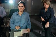 Wilsberg – Polizistin Isabel Wolfangel (Sarah Alles, l.) und Anna Springer (Rita Russek, r.) haben unterschiedliche Ansichten, was die innovativen Methoden zur Aufklärung von ungeklärten Mordfällen angeht.